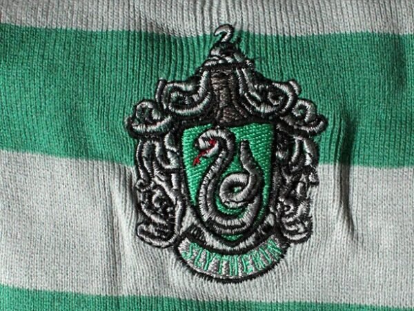 College badge scarf - Image 2